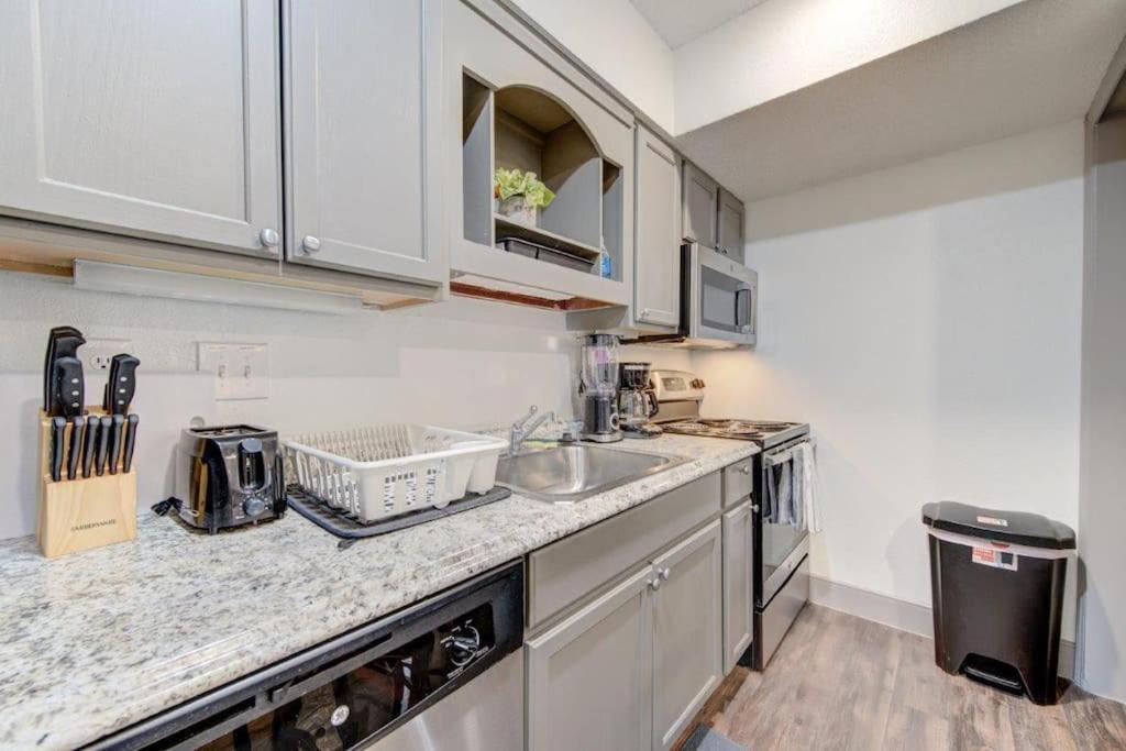 Lux Suite /King Bed /Free Parking/Pool/First Floor Houston Exteriér fotografie